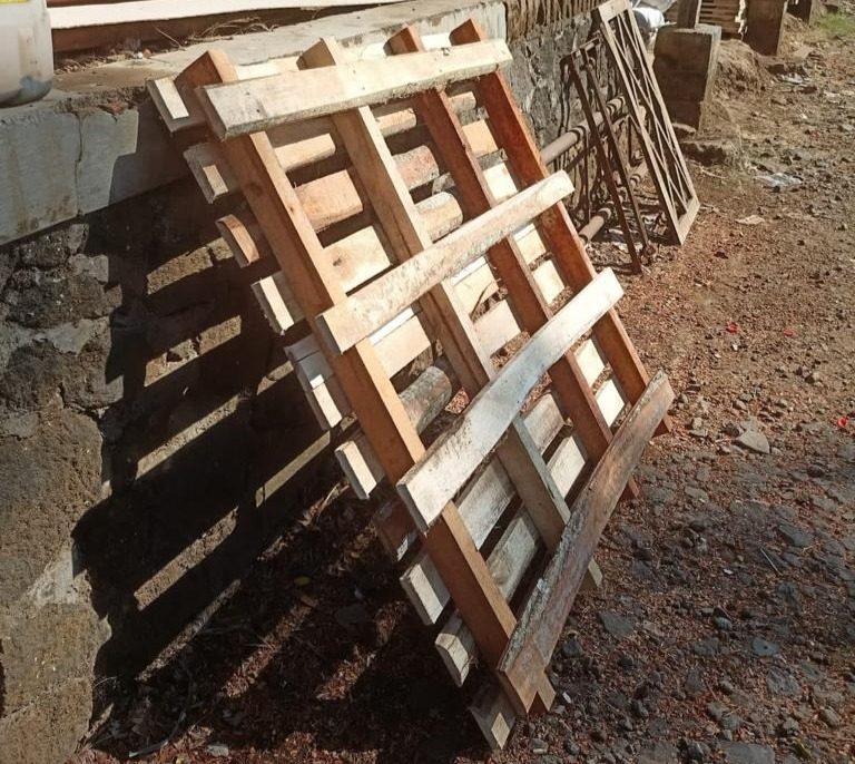Palet kayu di luar ruangan