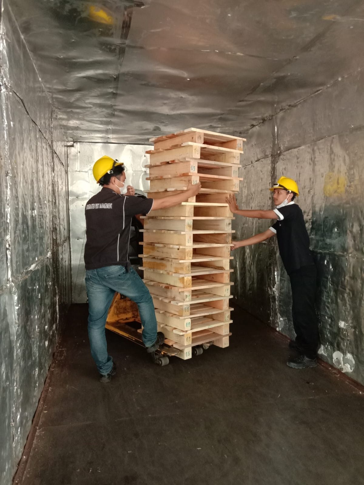 Pemuatan palet kayu